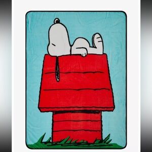 Snoopy Red Doghouse Blanket 45 x 60